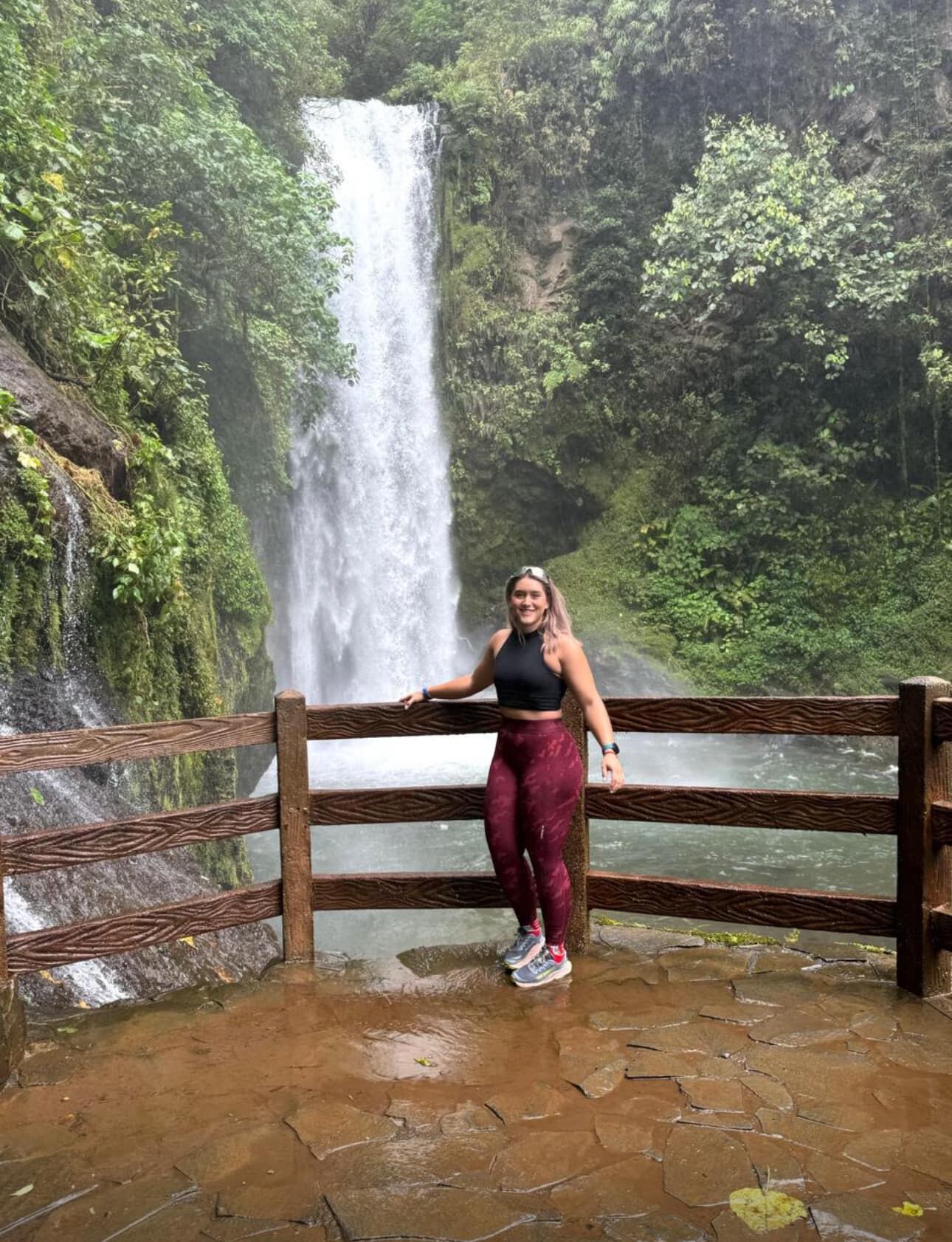 Portera tica sumó su belleza a un destino en Alajuela y brilló con patriótica canción.