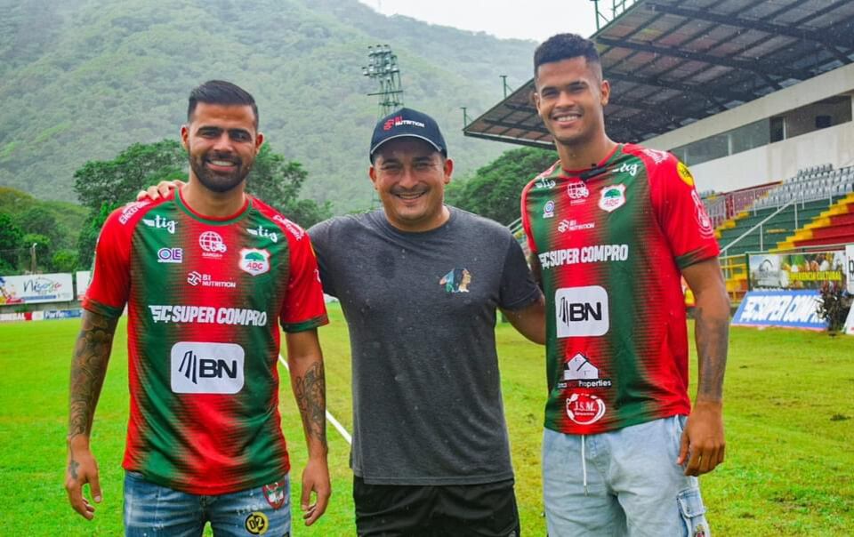 Yosimar Arias se tomó una fotografía con los fichajes más recientes de Guanacasteca: el uruguayo Martín Alaniz y Yael López.