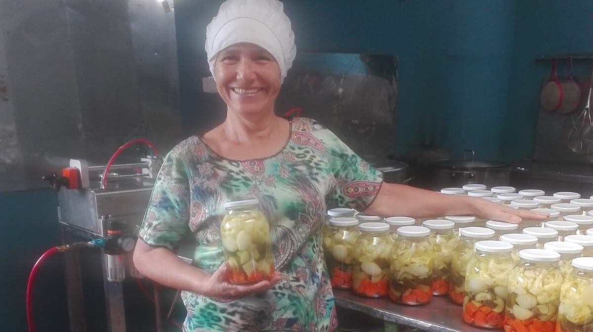 Doña Mirley Fernández González, quien tiene 55 años, comenzó en el 2009 a producir ella solita las chileras Pican-Ticas que ahora se venden hasta en supermercados