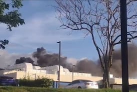 Bomberos despliega amplio operativo por incendio en edificio de Intel