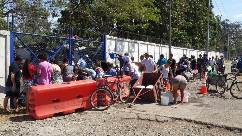 Derrame de hidrocarburos en río Barranca tiene a 60 mil personas sin agua. Andrés Garita.