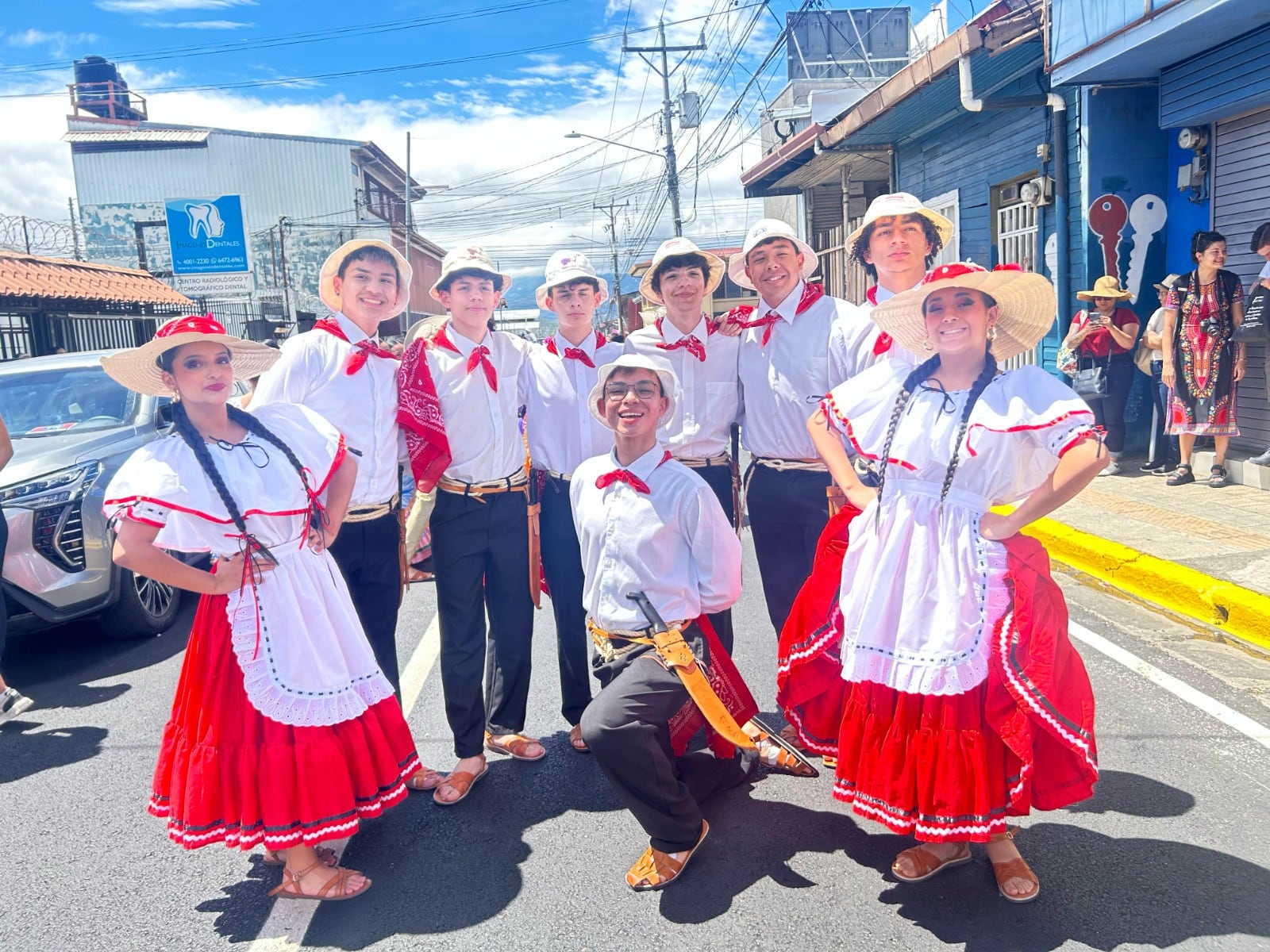 Con entusiasmo y fervor cívico, más de 3900 niños, niñas y jóvenes estudiantes de bandas de 38 instituciones educativas brillan por las calles del cantón alajuelense, durante los tradicionales desfiles del 169° aniversario de la Batalla de Rivas y la gesta heroica de Juan Santamaría. El Conservatorio de Castella se sumó a la celebración del 169° aniversario de la Batalla de Rivas y la Gesta Heroica de 1856. Los estudiantes con sus manifestaciones artísticas hacen memoria de un antes y un después del hecho heroico, valorando su identidad como costarricenses.
300 estudiantes y 50 docentes ofrecieron un espectáculo con teatro, bastoneras, bandas,  folclore, música y zancos.