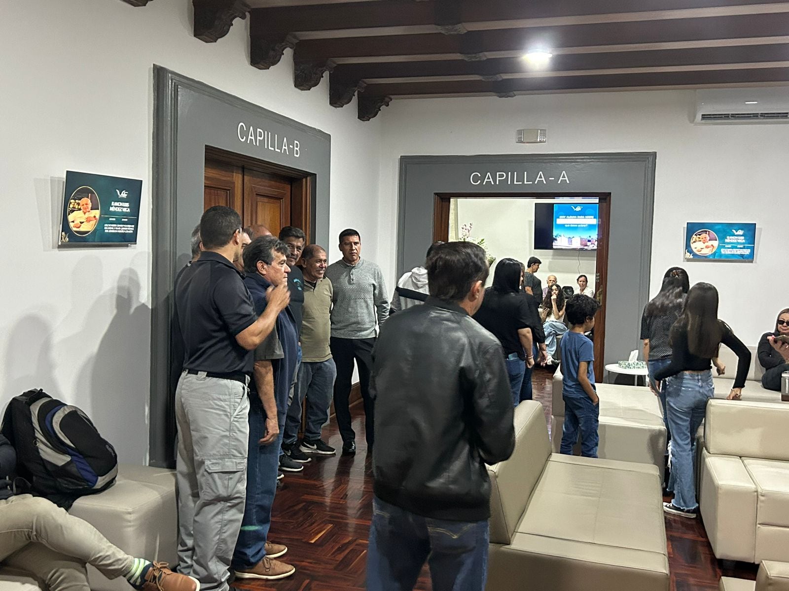 Familiares y amigos del mundo del fútbol llegaron al funeral del exárbitro Ramón Luis Méndez. Manuel Herrera.