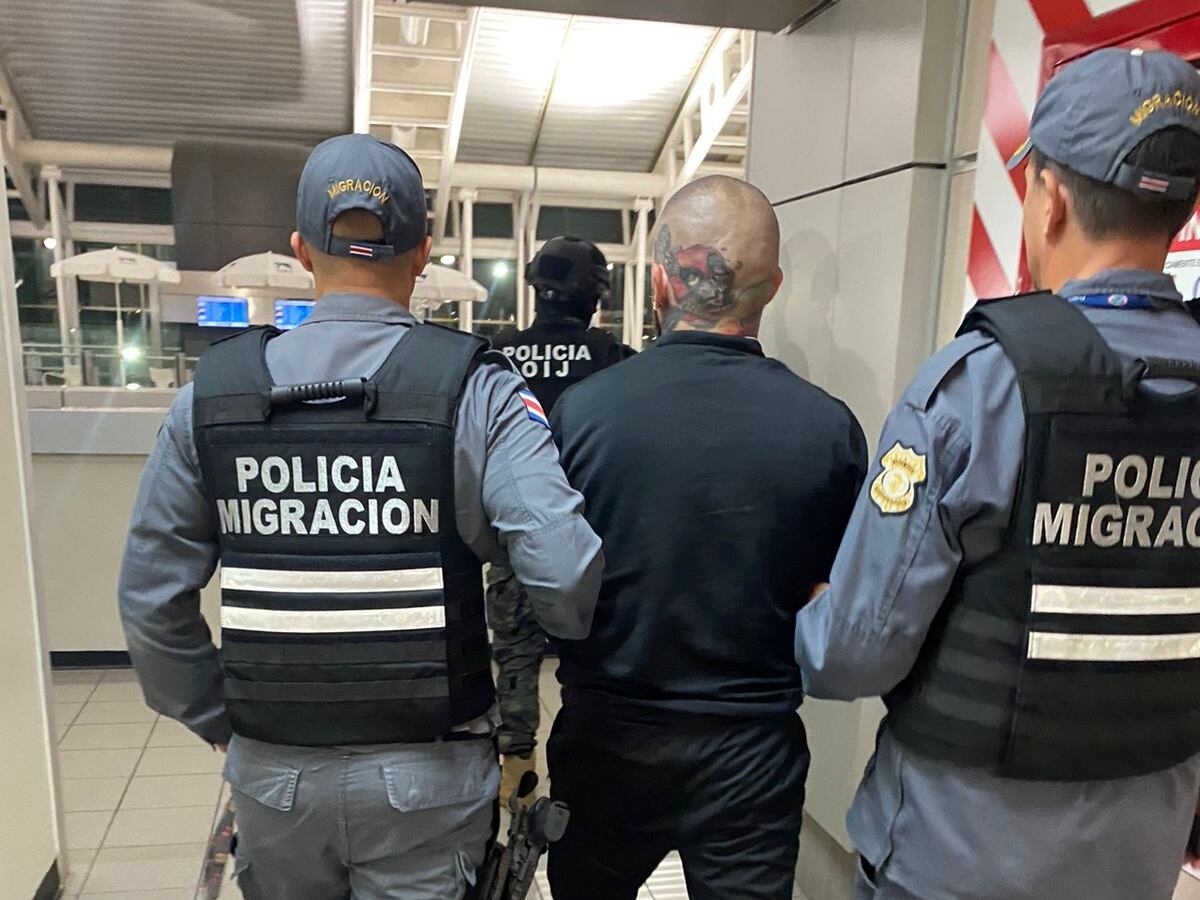 El sujeto de apellidos Alonso Solano fue detenido en el aeropuerto Juan Santamaría. Foto MSP.