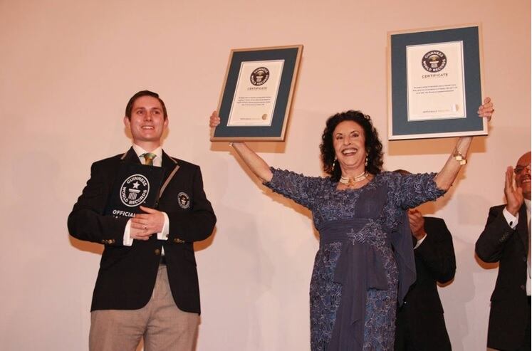 En el 2016 Guinness reconoció la labor de Doña Inés Sánchez de Revuelta (falleció el 7 de abril pasado), quien fue la anfitriona del programa costarricense Teleclub por un total de 52 años. La primera transmisión del programa fue el 8 de febrero de 1963. Además, Teleclub logró otro Guinness como el programa educativo con más longevidad, con un total de 52 años, 9 meses y 3 días de transmisión