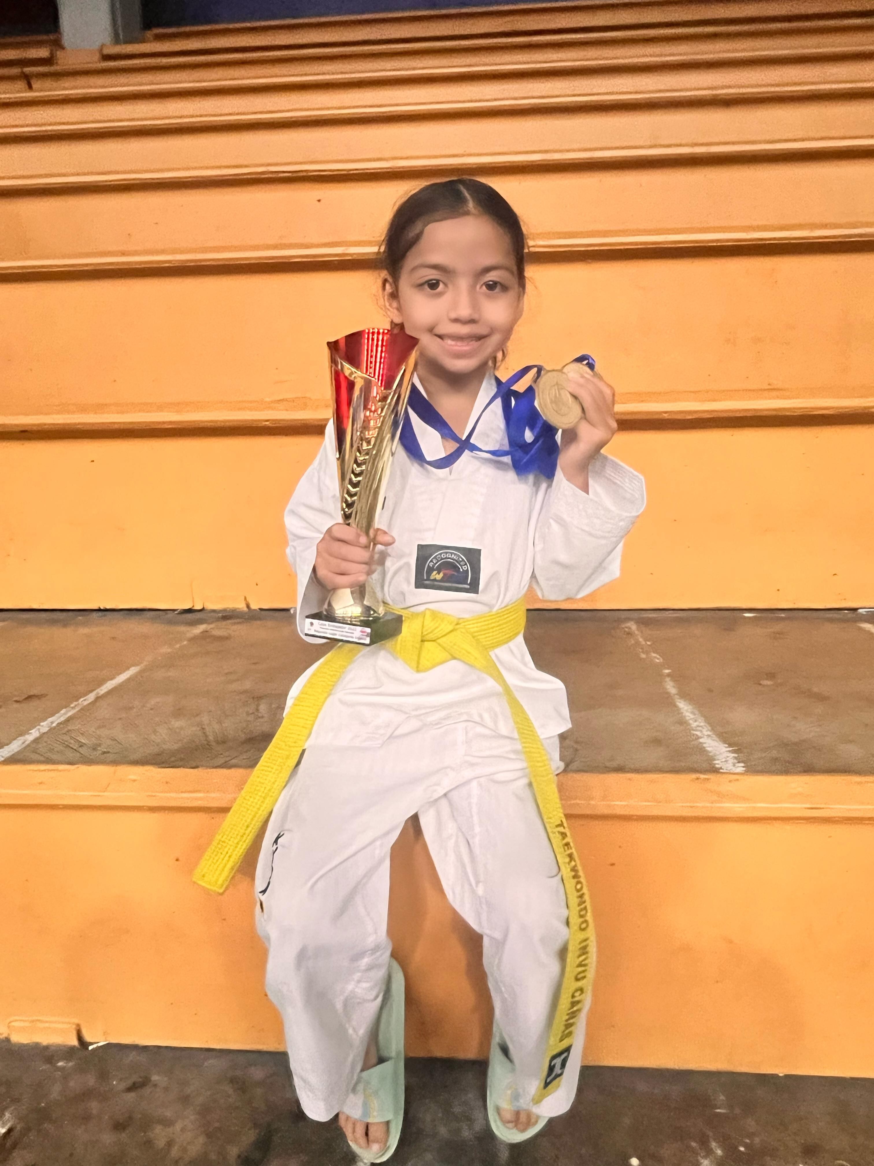 Maríapaula Rocha es una niña de 10 años, que practica taekwondo y a su corta edad tiene decenas de medallas de oro. Cortesía Carolina Espinoza, madre de la menor.