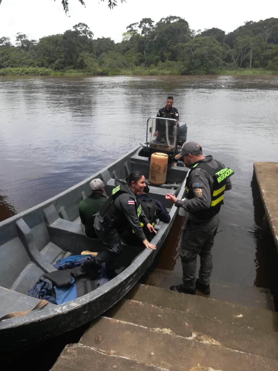Detienen a enfermero sospechoso de violación en operativos realizados en barras de Colorado, Tortuguero y Parismina. Foto Reyner Montero