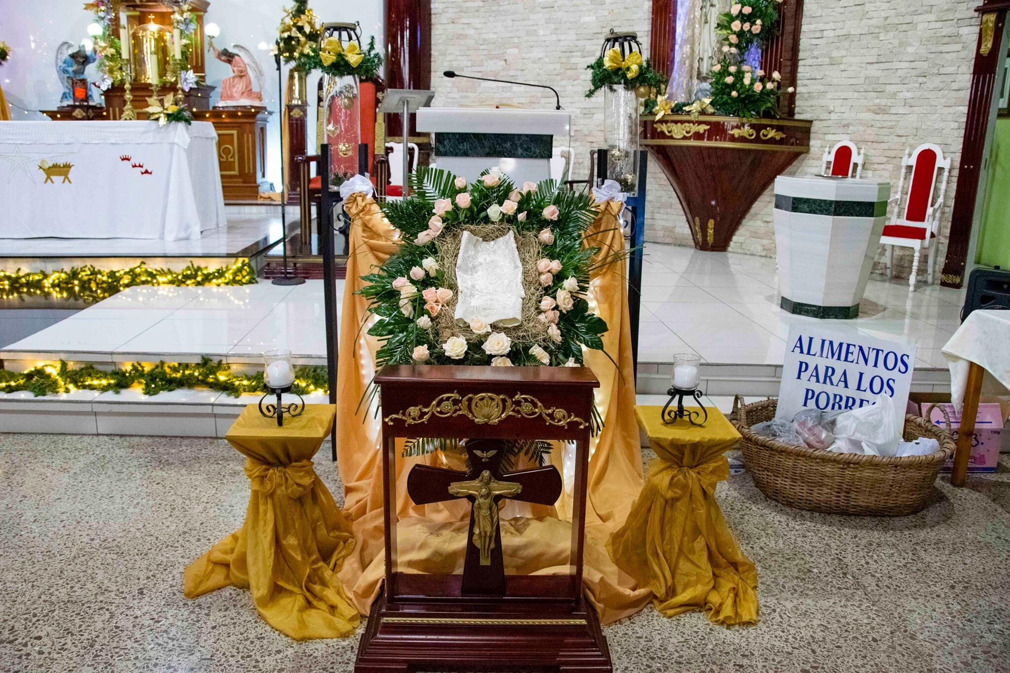 Uno de los dos Niñitos de la parroquia Nuestra Señora de Fátima de Hatillo 3, está expuesto desde el pasado 25 de diciembre con una mascarilla en su carita. La idea es del cura párroco de la iglesia, el padre Víctor Jiménez Gómez, conocido de cariño y por todo el mundo como el padre Toto.