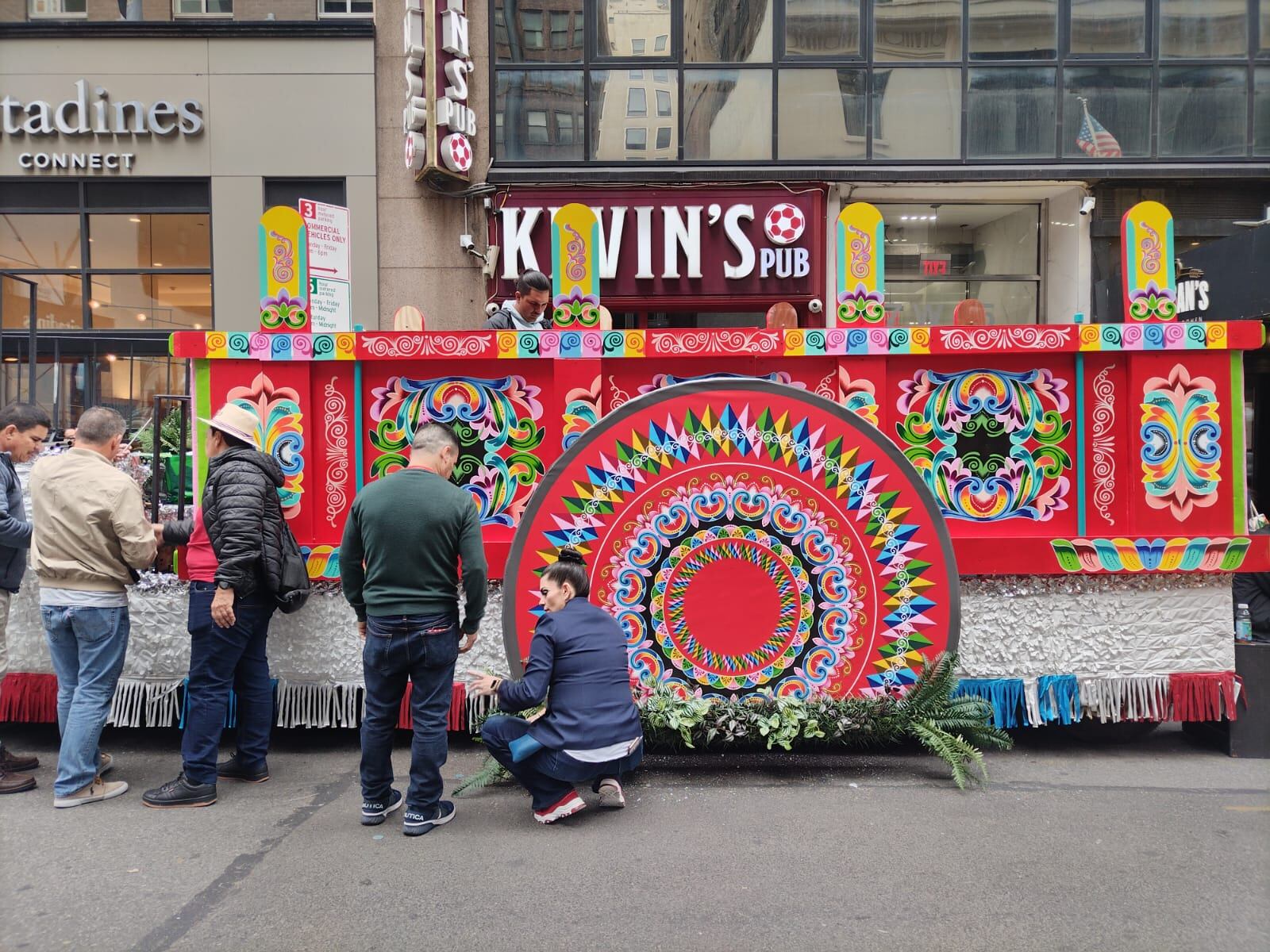 Domingo 12 de octubre del 2025. Apunte este día porque se volvió histórico. En Nueva York, Estados Unidos, el planeta entero disfrutó de la segunda carreta típica costarricense más grande del mundo.