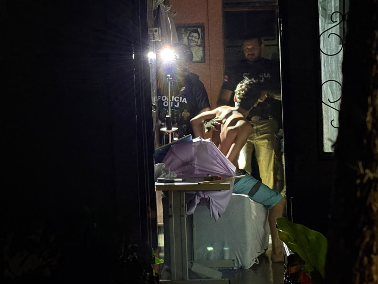 Uno de los sospechosos de participar en el homicidio del comunicador Wilfredo Pizarro, fue detenido en una vivienda en el barrio Corazón de Jesús, en el centro de Liberia, Guanacaste.