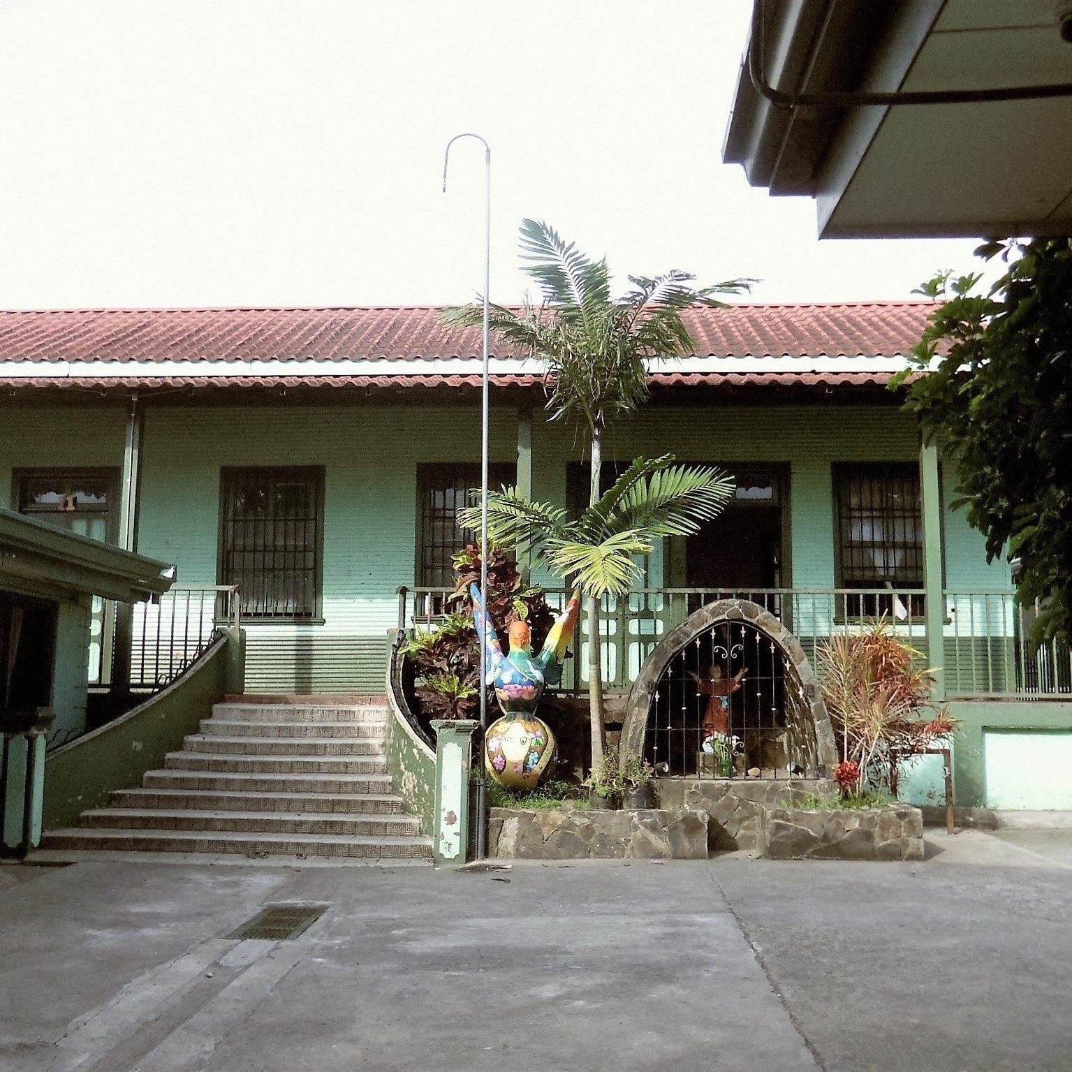 Fotos con comida botada a la basura por la Escuela Enrique Pinto Fernández, en San Rafael de Alajuela, tiene enfrentados a muchos papás de alumnos con la dirección del centro educativo.
