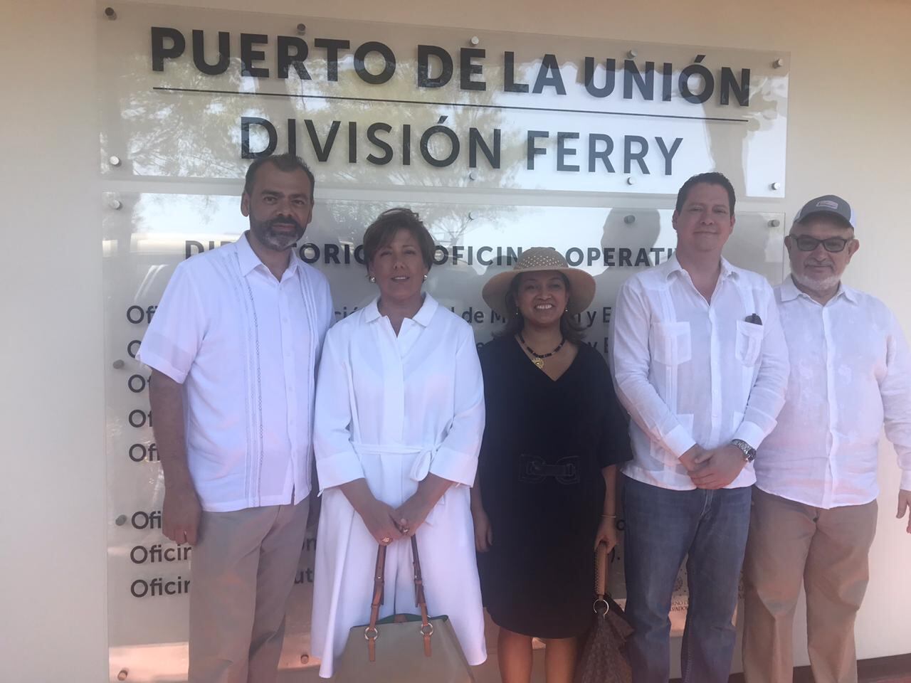 En la foto de izquierda a derecha: Mario Zárate, director general de Desacarga; doña Mónica Segnini CEO de Desacarga; la embajadora tica en El Salvador, Lina Ajoy; Federico Anliker, presidente de CEPA en El Salvador y Juan Ramón Rivera, presidente de Incop.