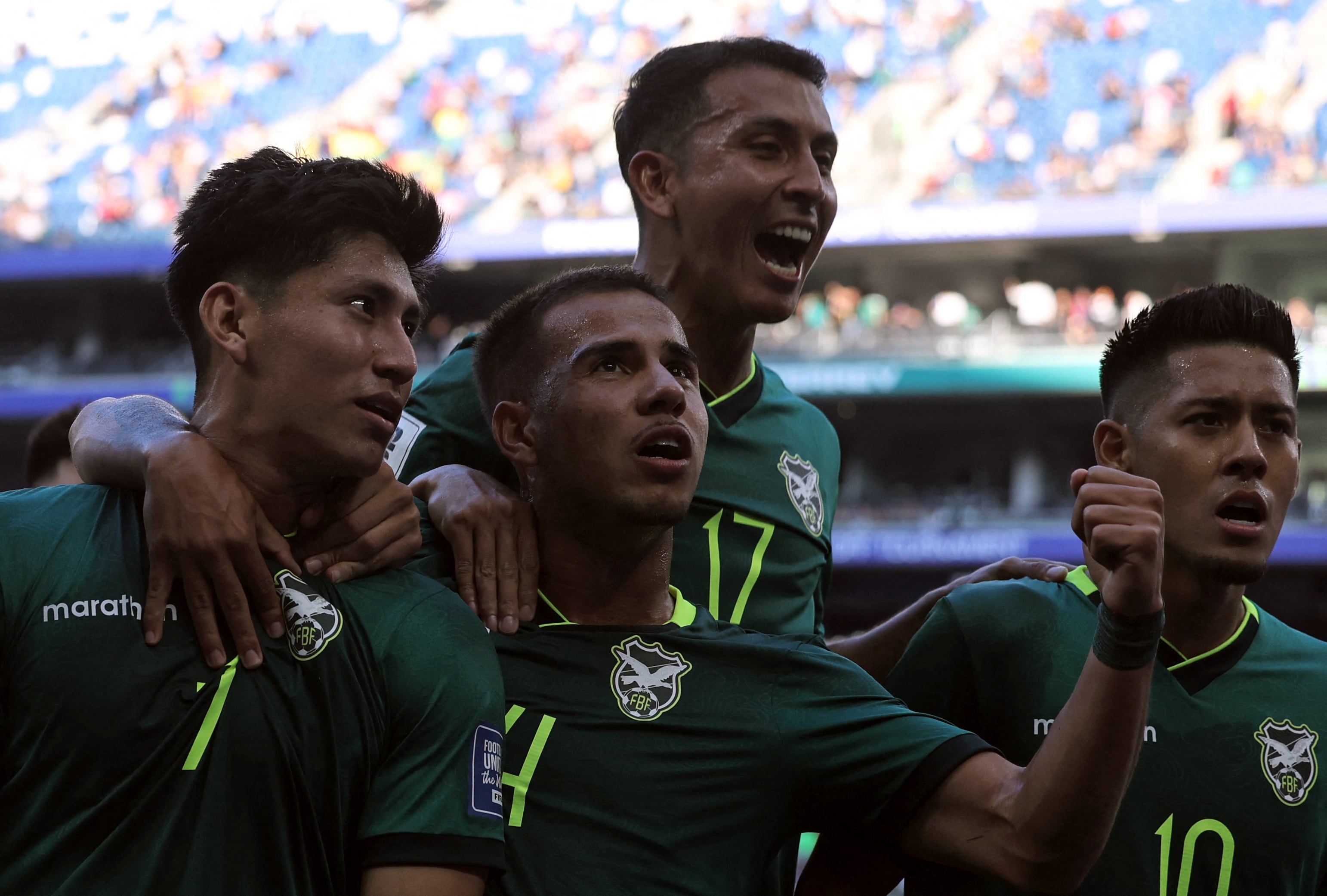 Encabezados por Miguel Terceros, los jugadores de Bolivia festejan el gol que dejó tendido a Surinam en el inicio del repechaje rumbo al Mundial 2026.