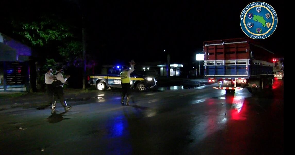En la madrugada de este sábado, la Fuerza Pública logró abrir el paso de vehículos en algunos puntos como Aguas Zarcas de San Carlos, sin embargo, los esfuerzos cobraron factura alta.