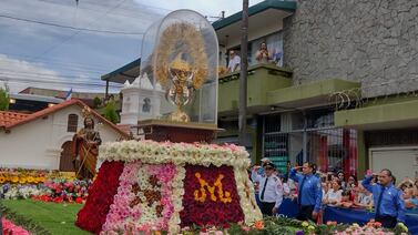 Por medio de una alfombra para La Pasada una mujer agradeció milagro a la Negrita