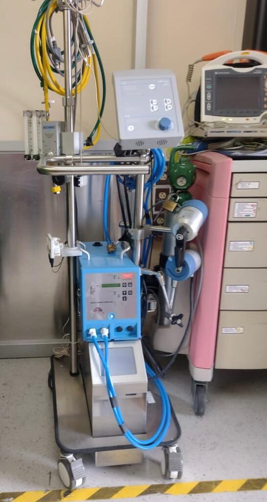 Equipo de última generación que es una de las terapias más modernas para oxigenar la sangre por membrana extracorpórea (ECMO por sus siglas en inglés).