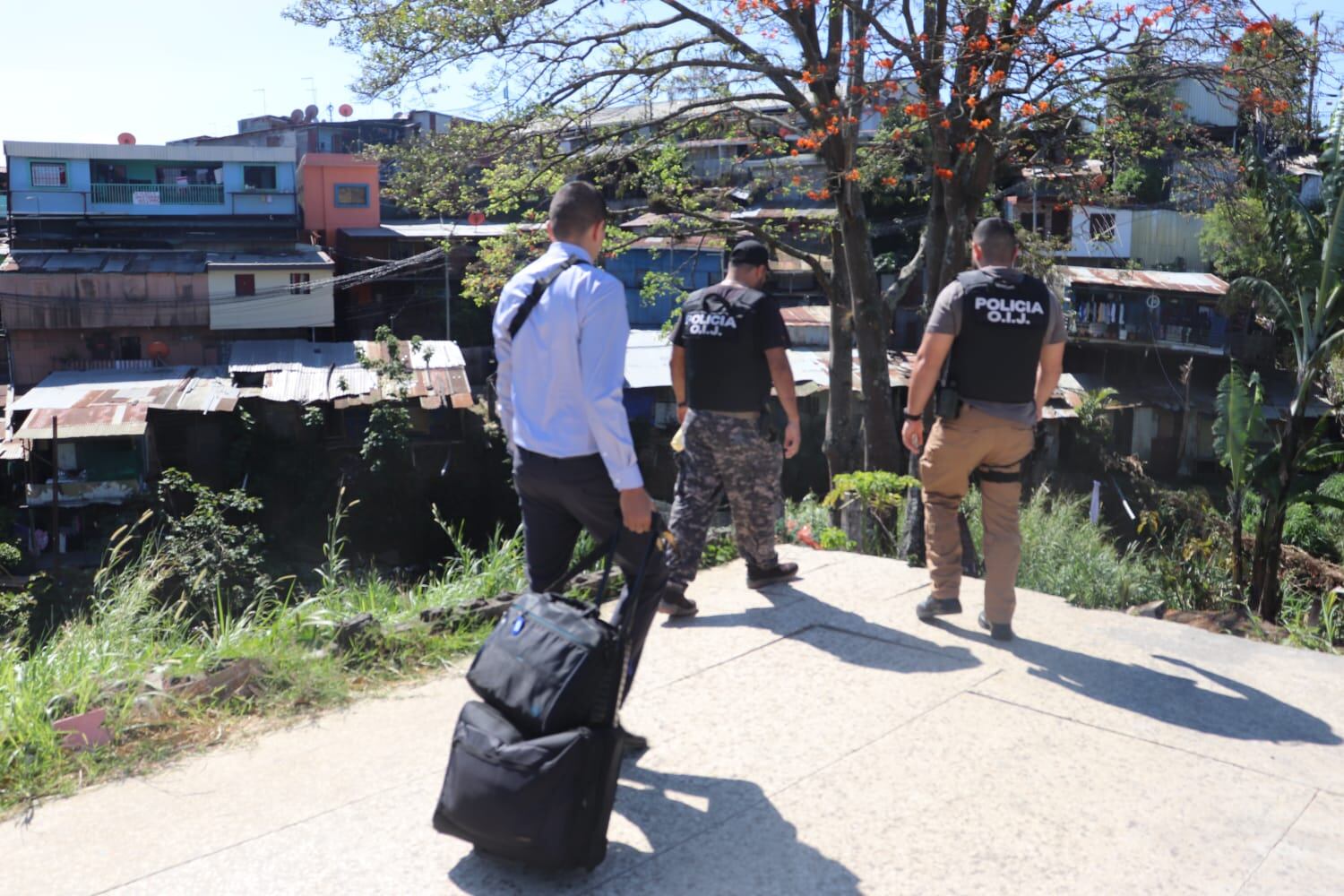 Agentes del OIJ allanaron la casa del quinceañero detenido. Foto OIJ.