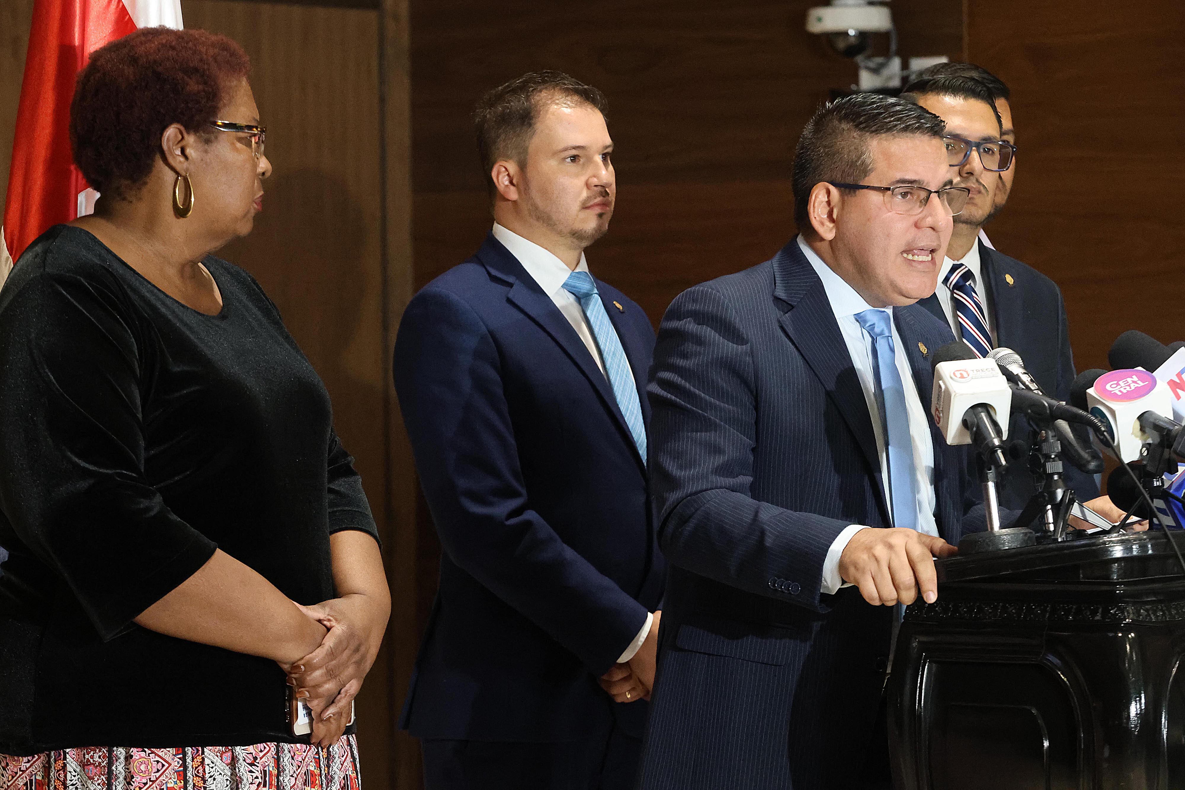 29/04/2024    Asamblaea Legislatia. Diputados del partido Nueva República, liderados por Fabricio Alvarado, pidieron la renuncia del partido y desistir de la candidatura a la vicepresidencia de la Asamblea Legislativa, de la diputada Gloria Navas si no se retracta de declaraciones emitidas hace unos días. Foto: Rafael Pacheco Granados