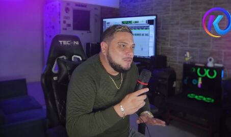 Gonín tiene su propio estudio de grabación en su casa en Concepción Arriba de Alajuelita.