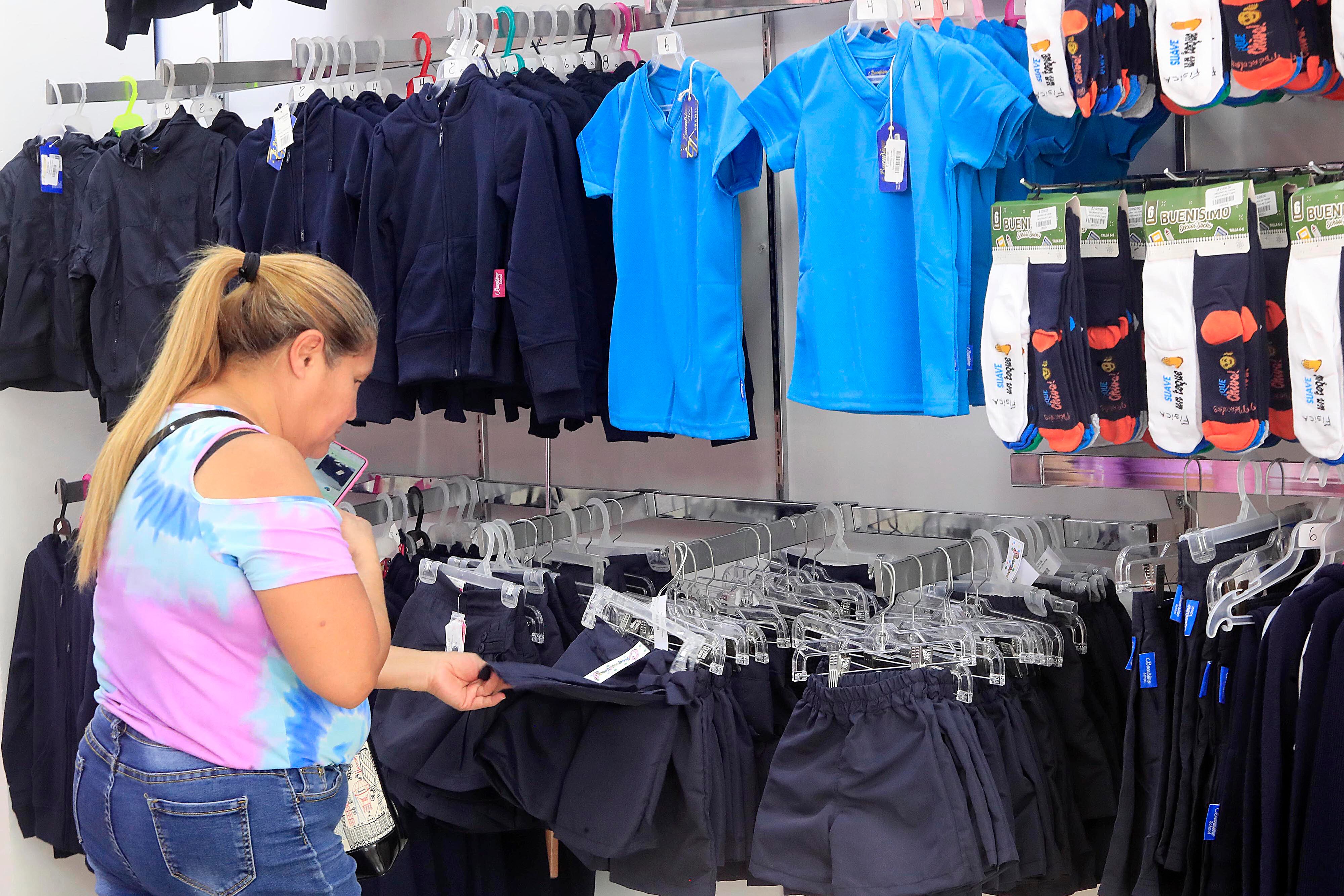 10/01/2024       San José. Recorrido por el bulevar de la Avenida Central decenas de personas visitaron las tiendas para adquirir los útiles, cuadernos y lápices básicamente, y los uniformes para sus hijos y nietos para la entrada a clases el mes entrante. En esta ocasión los estudiantes regresarán a las aulas 8 de febrero, día en que inicie oficialmente el curso lectivo 2024.