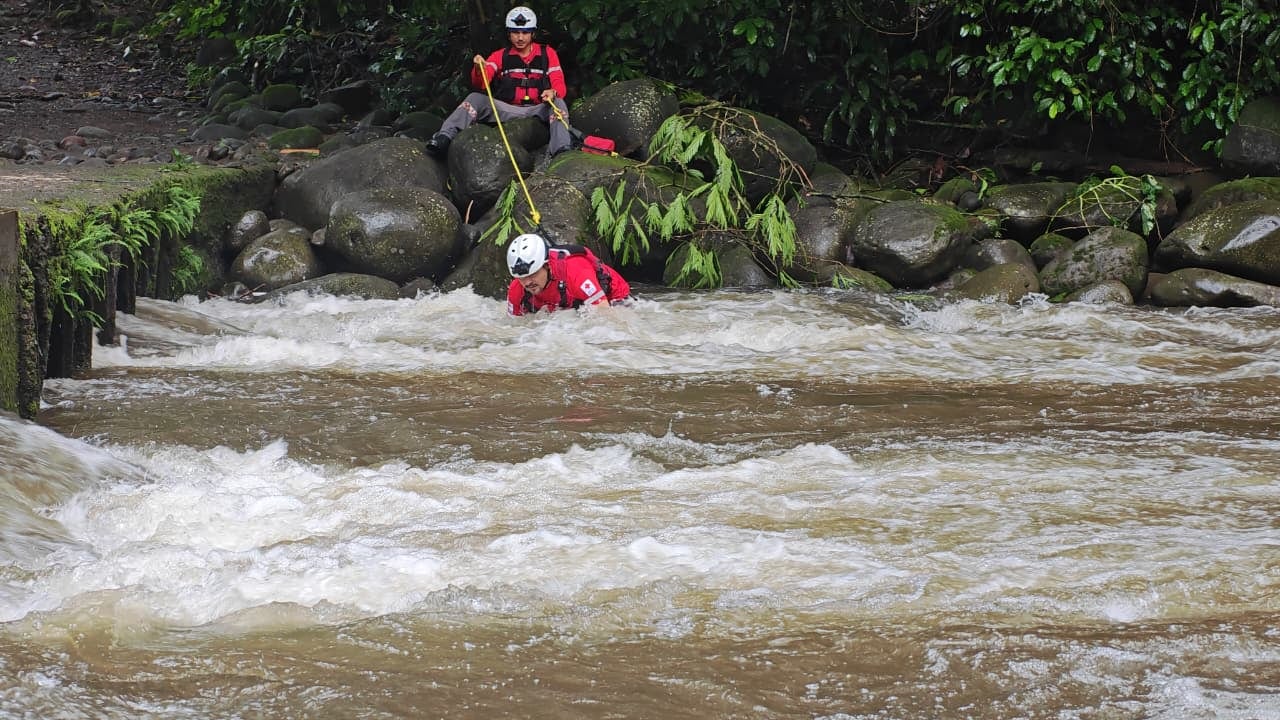 Hallan sin vida a hombre arrastrado por cabeza de agua en el río Los Novillos, en Pocora de Guácimo, Limón, el viernes 17 de julio del 2026. Foto: Cruz Roja