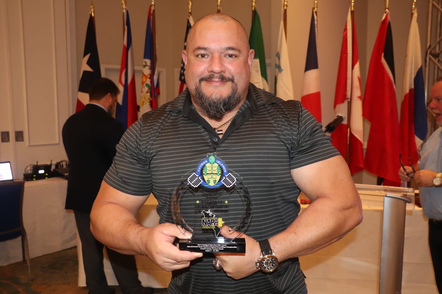 Carlos Manuel Campos Murillo no es solo músculo. Es historia viva del deporte costarricense. A sus 46 años, este vecino de Santa Ana ha logrado lo que ningún otro atleta nacional en cualquier disciplina: subirse cuatro veces al podio en campeonatos mundiales