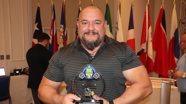 Hay un costarricense que levanta una camioneta Cybertruck de Tesla que pesa 4 mil kilos