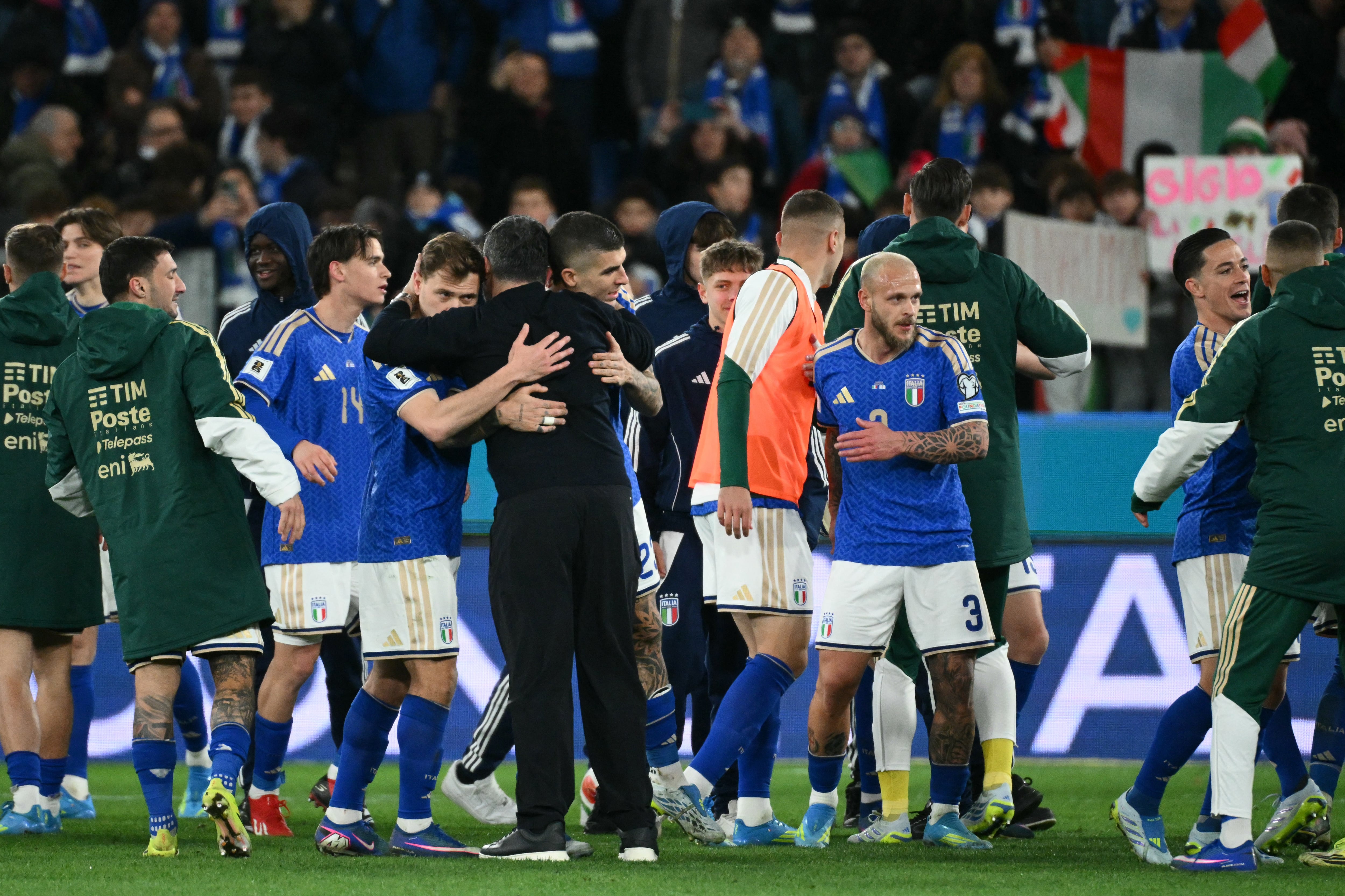 Gennaro Gattuso celebra con sus jugadores que Italia avanzó a la final del repechaje para ir al Mundial 2026.