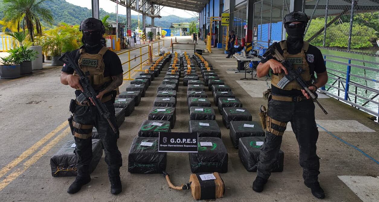 Las autoridades informaron que se trata de un cargamento de aproximadamente dos toneladas de cocaína. Foto MSP.