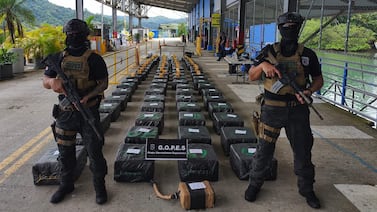 Guardacostas interceptan lancha rápida con casi dos toneladas de cocaína