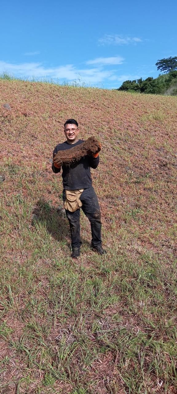 Buscar tesoros dejó de ser cosa de piratas y películas para David Molina Roldán, un vecino de San Juan de Dios de Desamparados que convirtió la curiosidad que heredó de su abuelita en una pasión que hoy lo lleva a recorrer el país entero