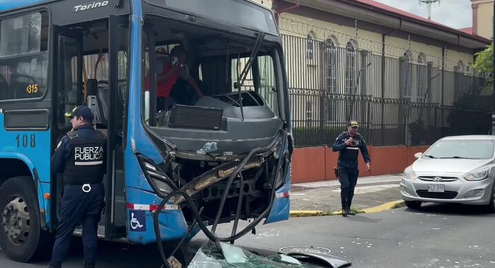 Seis personas resultaron golpeadas en el choque, pero solo fueron trasladadas a un centro médico.
