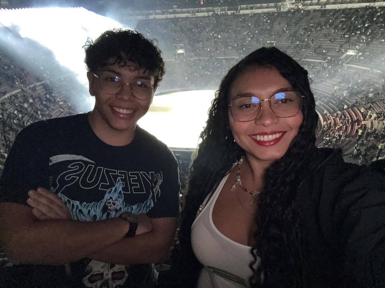 Antuan Pereira y su mamá Stephanie Portuguez estuvieron en el concierto de Kanye West en México este 30 y 31 de enero y lograron que el rapero firmara la bandera de Costa Rica.
