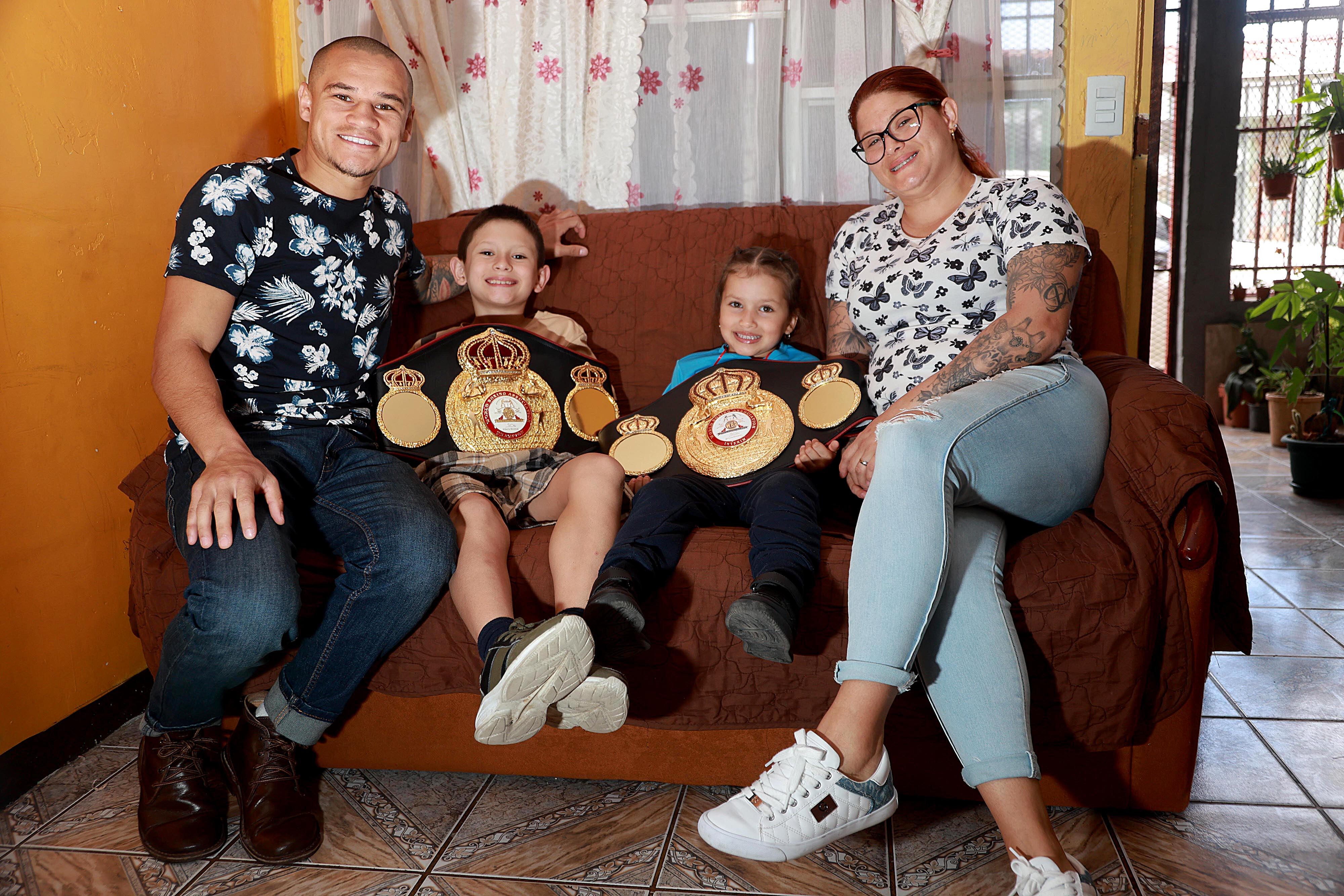25/04/2024 Cartago. David “Medallita” Jiménez, quien recientemente se proclamó en Campeón Mundial Interino Supermosca (115 libras) de la Asociación Mundial de Boxeo (AMB) se reunió con su familia en la casa de sus padres y habló de su carrera, sacrificios y logros, y de su futuro como boxeador profesional. Foto: Rafael Pacheco Granados