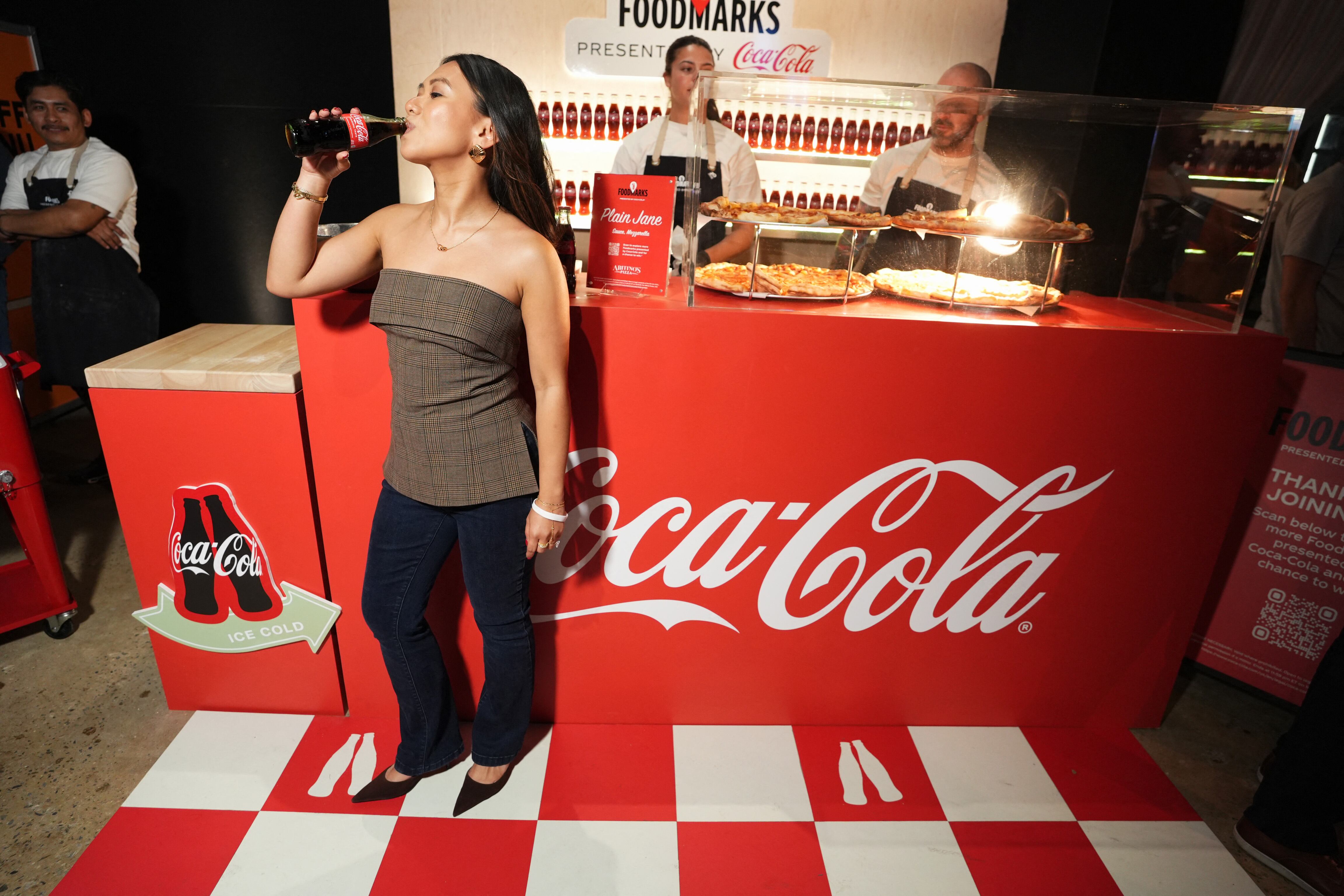 Coca-Cola busca promover versiones sin calorías y eliminar publicidad dirigida a menores.