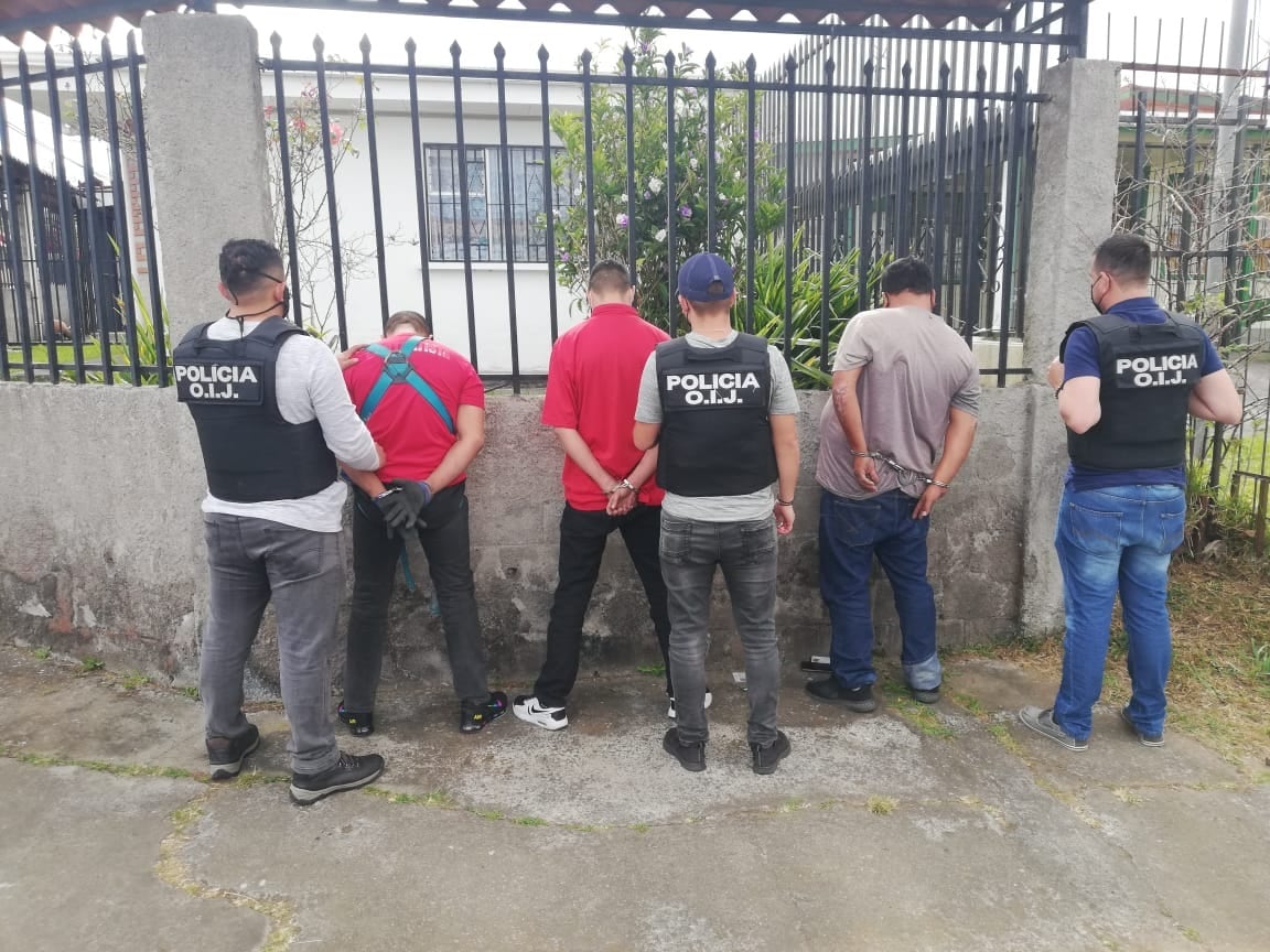 OIJ detiene a 3 hombres sospechosos de robar baterías de gel propiedad del ICE y de empresas cableras. Foto OIJ.
