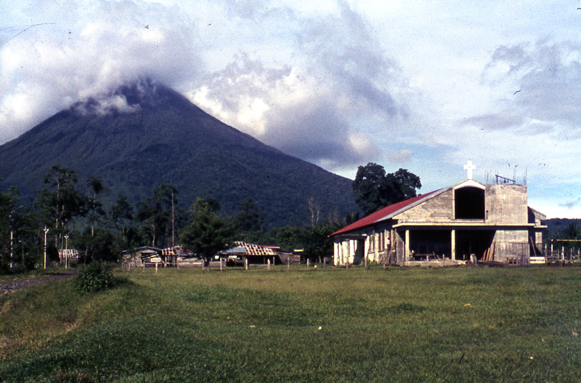 El 29 de julio de 1968 lo que se creía era el cerro Arenal explotó y demostró que lejos de ser un cerro era un volcán, el volcán Arenal, en esa explosión perdieron la vida más de 80 personas y quedaron sepultados los pueblos de Tabacón, Pueblo Nuevo y San Luis.