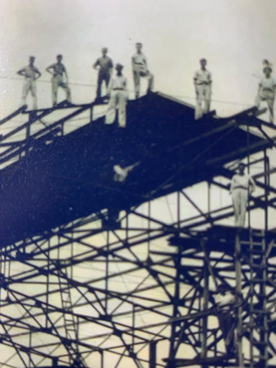 Esta foto de 1941 muestra los primeros pasos de la construcción del gimnasio. Foto: Berny Alvarado.