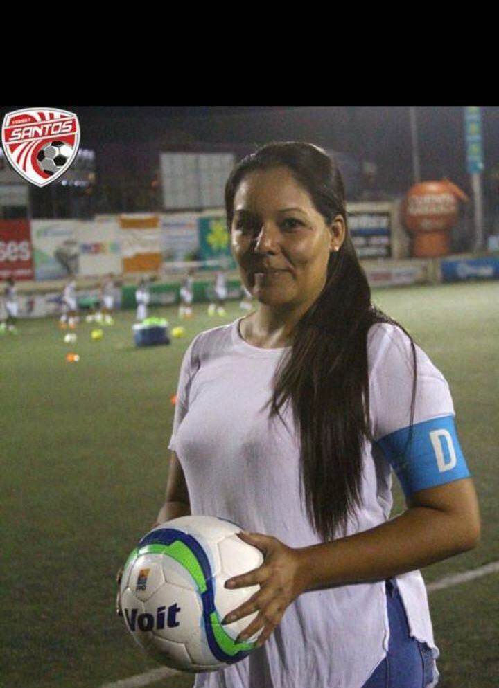 Sandra Hidalgo fue delegada del Santos desde el 2017 y cuenta cómo le duele no ver a su amado club en la primera división. Cortesía.