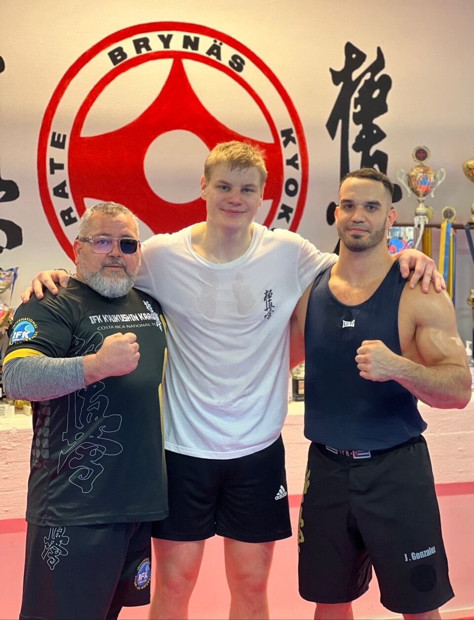 El karateca nacional Jonathan González (derecha camiseta sin mangas) actualmente se encuentra entrenando con la élite mundial del Karate Kyokushin en Suecia en un campamento organizado por el campeón mundial Jonas Rosin (rubio de camiseta blanca). La delegación costarricense la complementa el entrenador patrio Mario Bolaños (de anteojos).