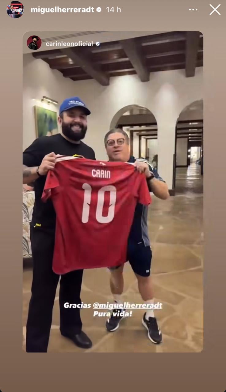 Miguel Herrera llevó una camiseta de la Selección de Costa Rica al cantante Carin León.
