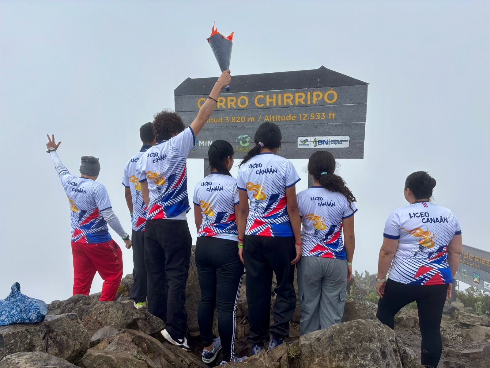 Los estudiantes del Liceo Canaán de Rivas: Yirlen Jiménez Jiménez (octavo), Ana Yubelki Gutiérrez (noveno), Fátima Garita Díaz (noveno), Andrés Barrantes Esquivel (décimo), Josué Elizondo Garita (undécimo), acompañados de: Deidy Zúñiga Ortega (directora) y Elianagel Portuguez Vargas (profesor de Inglés), llevaron por primera vez el fuego de la Antorcha de la Independencia al pico más alto del país, el cerro Chirripó