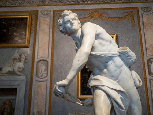 La escultura de El David de Bernini en la Galería Borghese de Roma representa la valentía y la lucha por la justicia.