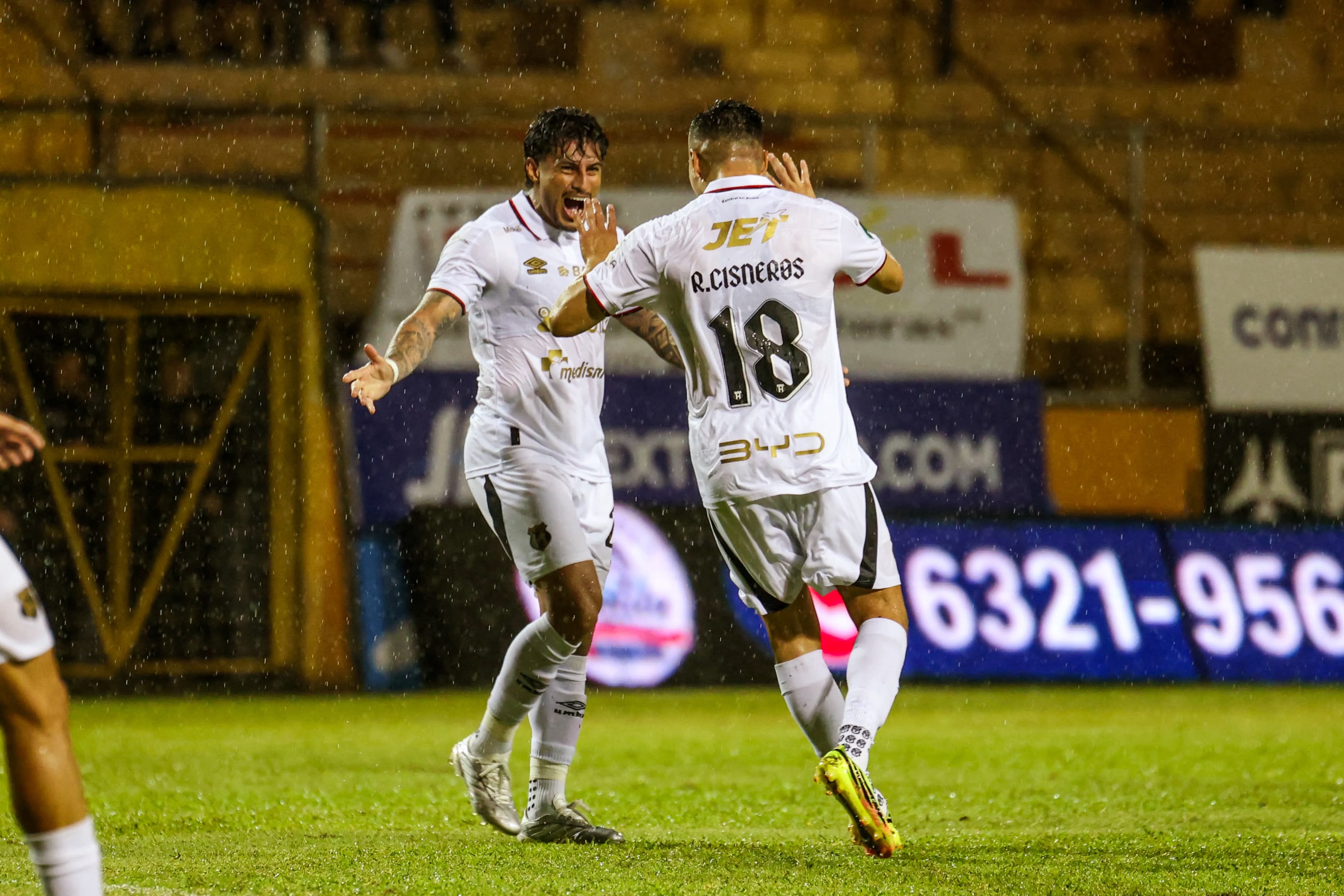 Rónald Matarrita y Ronaldo Cisneros se asociaron para el gol de Liga Deportiva Alajuelense en Puntarenas.