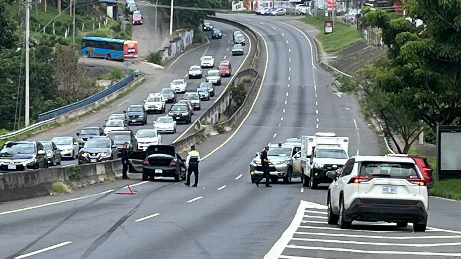 Un mujer de aproximadamente 60 años, sufrió una dolorosa muerte, al ser golpeada por un carro, cuando intentaba cruzar la carretera. Foto: Alejandra Morales