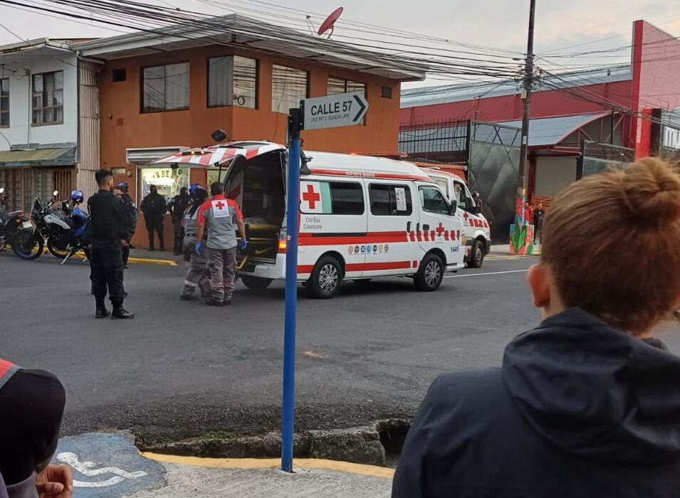 El asalto a una barbería dejó dos personas heridas.