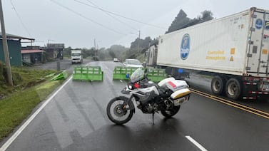 Caída de material obliga al cierre total de la ruta 32