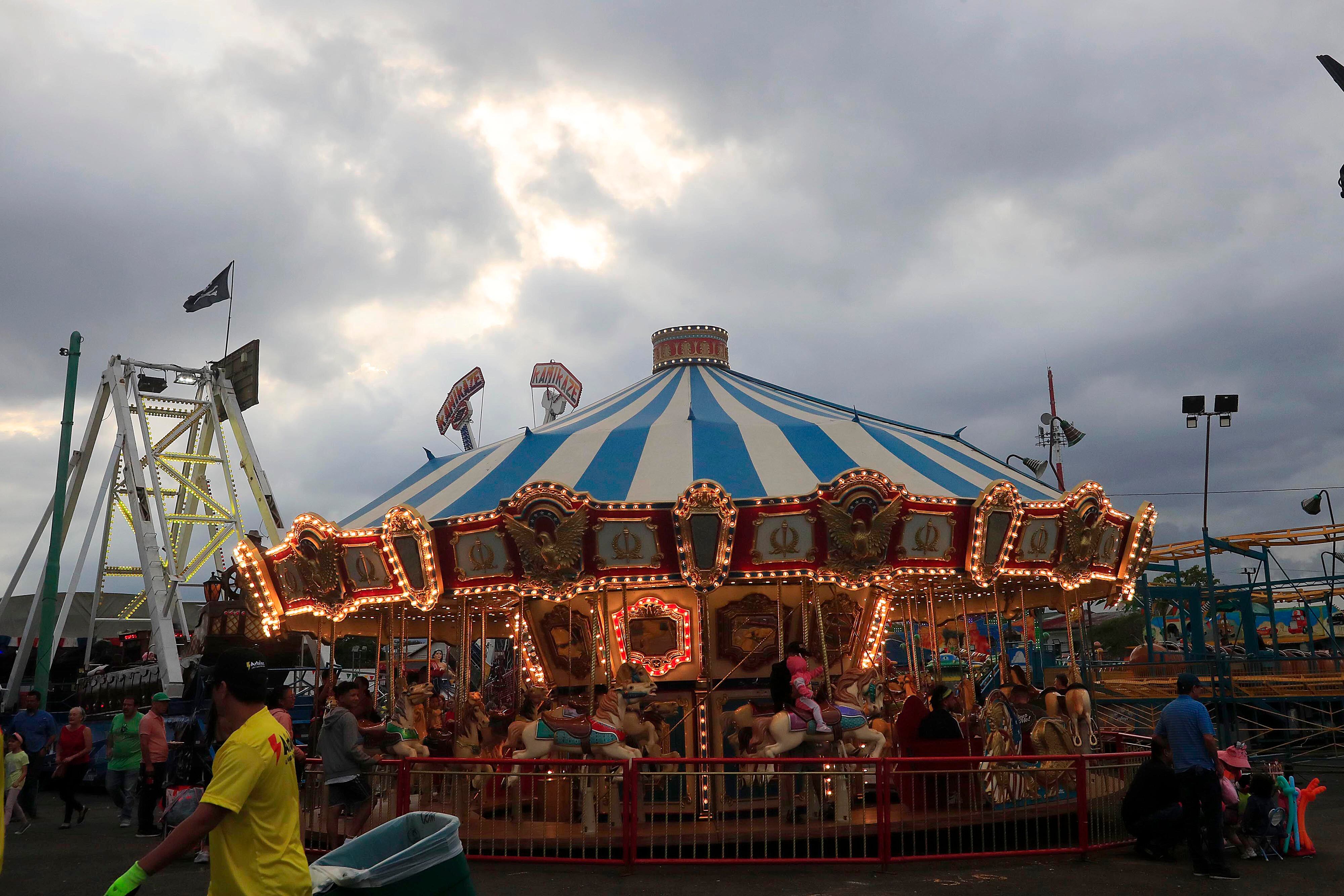 26/12/2023    Zapote. Mucho movimiento se apreció este martes, durante la tarde noche, en el campo ferial. Gran cantidad de gente disfrutó las comidas y de los juegos mecánicos.