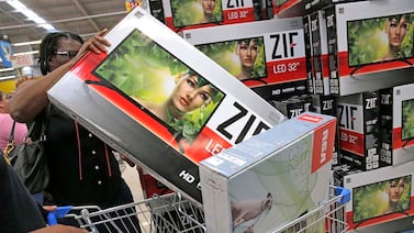 Escándalo en Walmart: hombre compró pantalla de 70 pulgadas en solo $30 por error del sistema