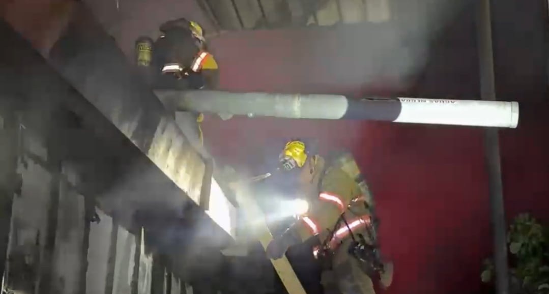 Un voraz incendio puso en peligro la vida de varias personas la madrugada de este martes 19 de mayo en calle Monge, en El Coco de Alajuela. Foto: Captura de video